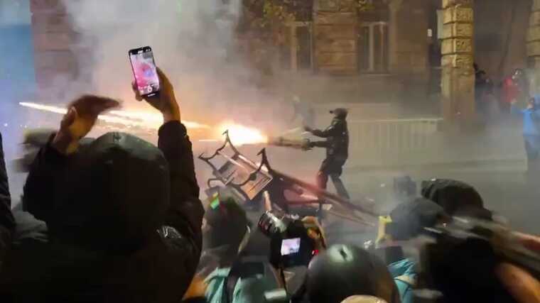 Протестующие в Тбилиси используют горючую смесь и фейерверки против полиции и парламента