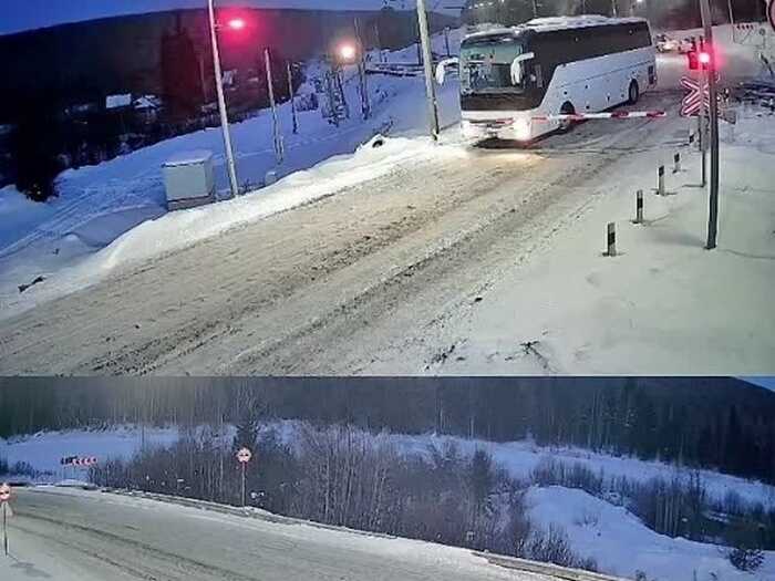 В Иркутской области грузовой поезд чудом избежал столкновения с автобусом на переезде