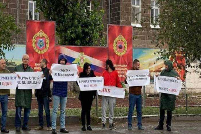 В Армении на протесте требовали вывода россиян с военной базы